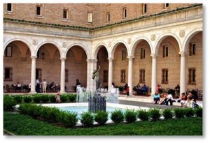 The courtyard at the Boston Public Library is free. A series of open-air concerts is given there in June, July and August, offering a variety of music from jazz and folk to classical and contemporary. In addition, the BPL runs the Courtyard Restaurant serving lunch and afternoon tea.